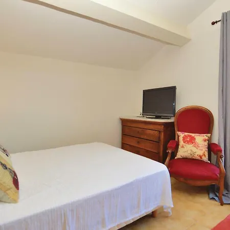 Vakantiehuis Three-bedroom Holiday In *