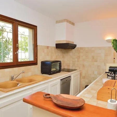 Three-bedroom Holiday In Vakantiehuis Cervione