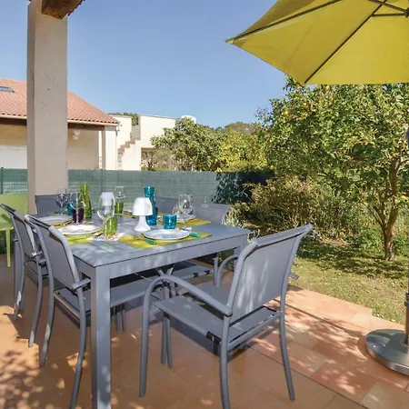 Vakantiehuis Three-bedroom Holiday In *